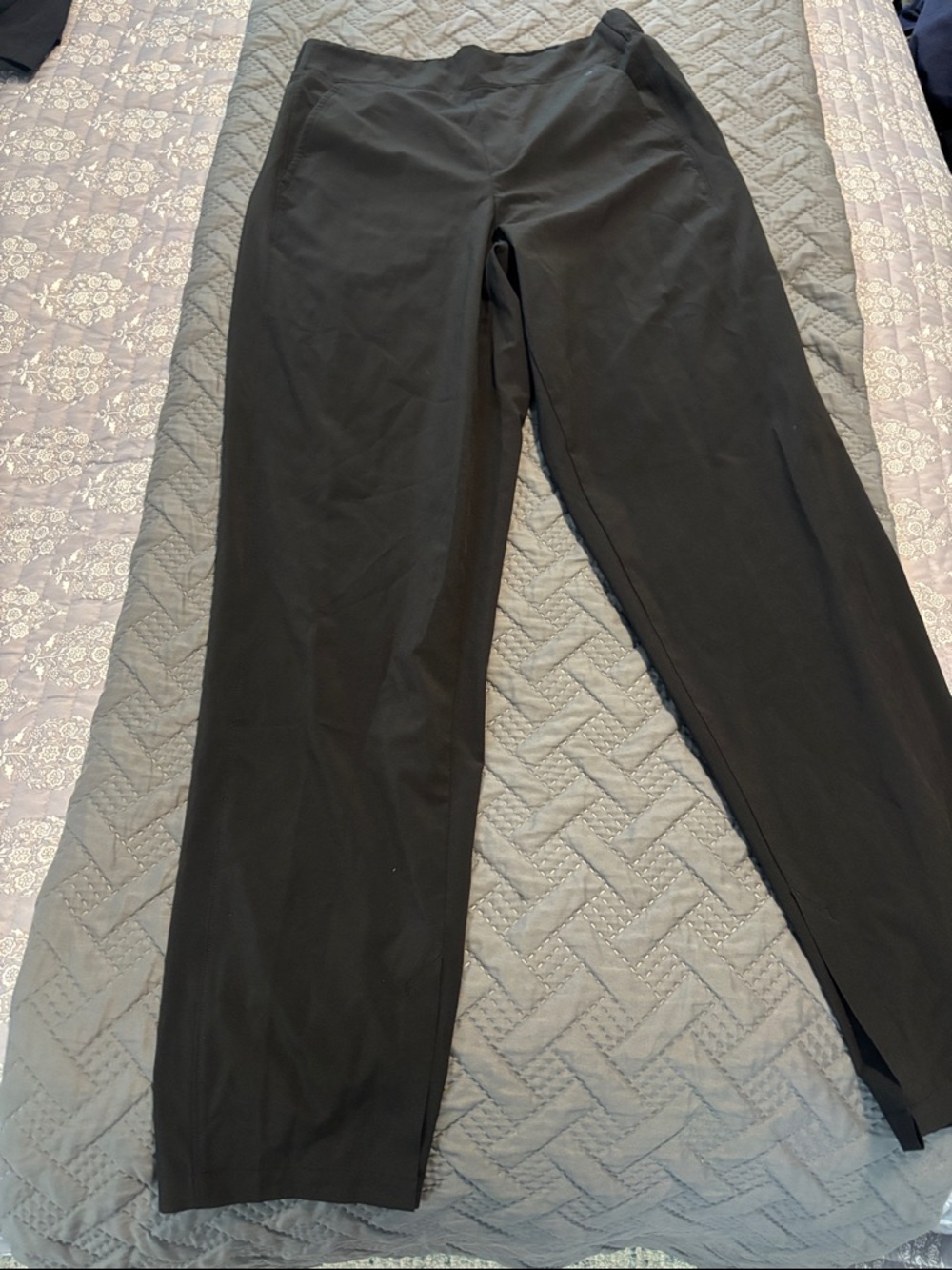 Women's lightweight golf pants. Side pockets. Stretch waist.